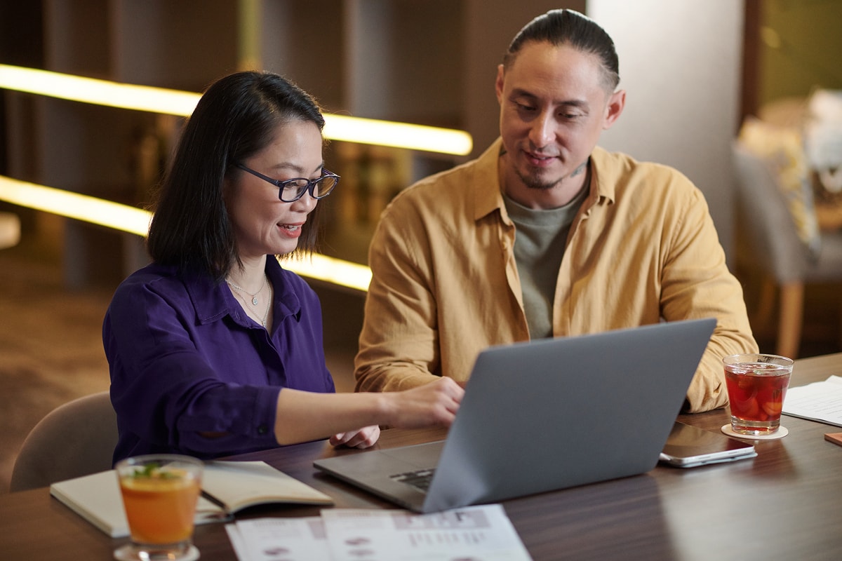 business-people-meeting-in-office